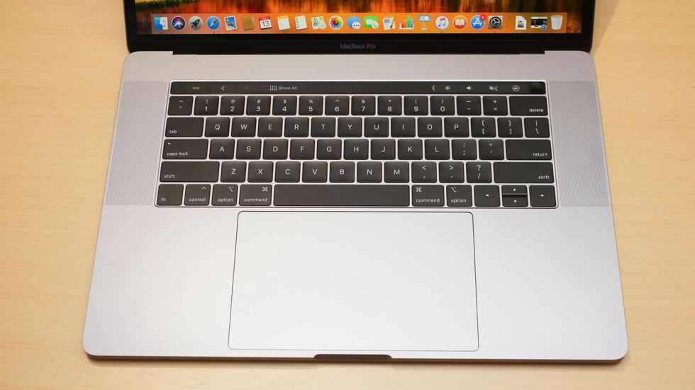 MacF5.vn Macbook Pro 15-inch Touch Bar 2019 - Bàn phím êm ái và rất bền bỉ