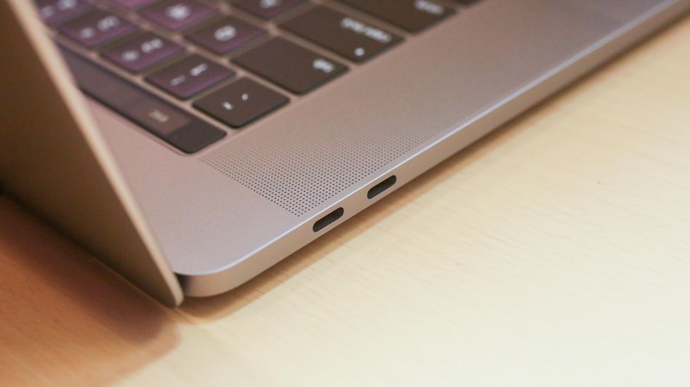 MacF5.vn Macbook Pro 15-inch Touch Bar 2019 - kết nối Thunderbolt 3